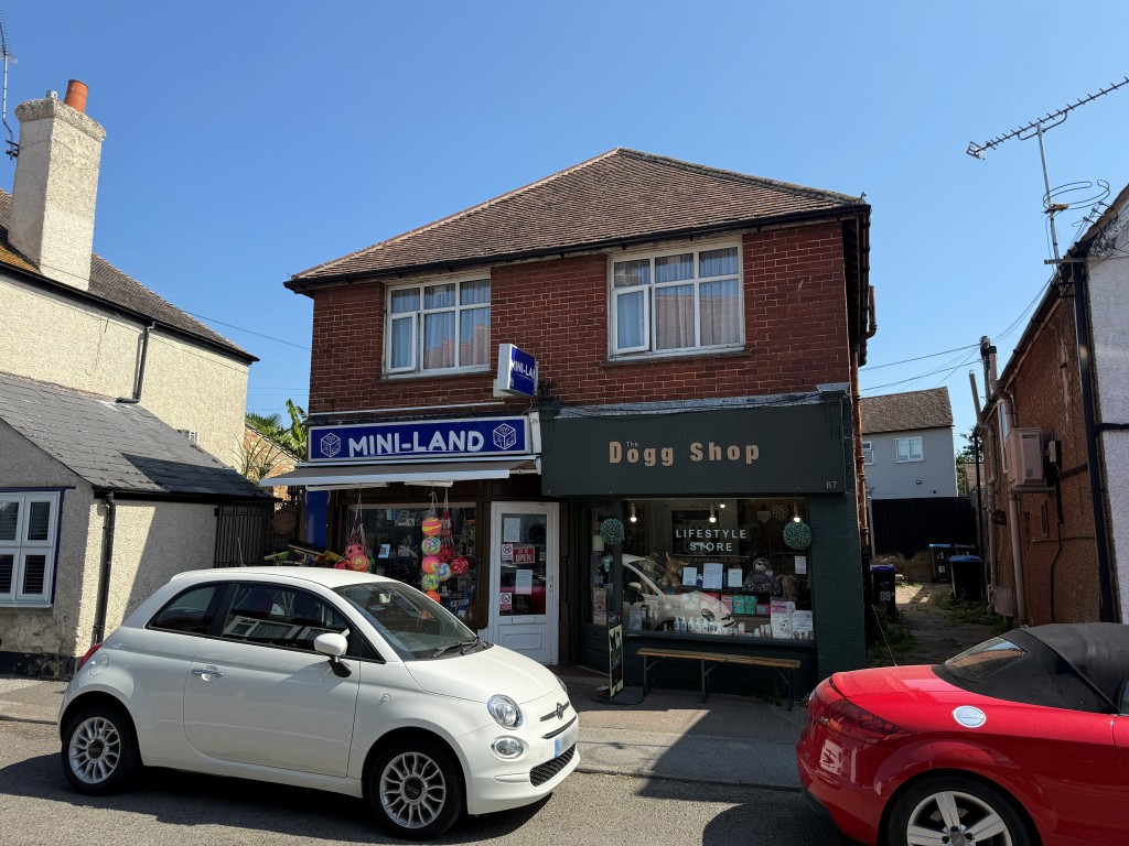 Lot: 113 - PAIR OF SHOPS AND SELF-CONTAINED FLAT FOR INVESTMENT WITH PART VACANT POSSESSION - Detached building arranged as two shops and one flat